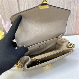 L.V Pochette  Métis  East West Monogram Empreinte M46596