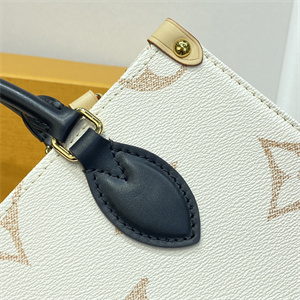 L.V ONTHEGO PM Giant Monogram Canvas M24533