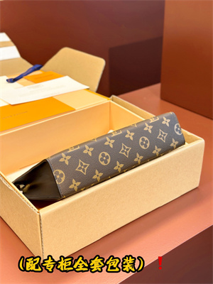 L.V Poche Toilette NM Monogram Canvas M46037
