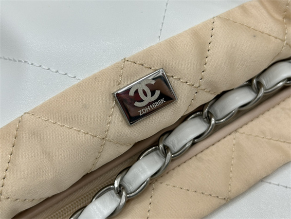 Cha.nel 22 Small Handbag Shiny Calfskin Silver Tone Metal White AS3260