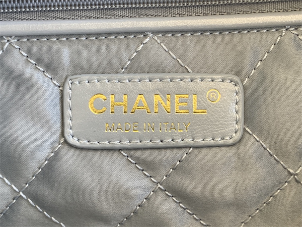 Cha.nel 22 Large Handbag Shiny Calfskin Gold Tone Metal Grey AS3262