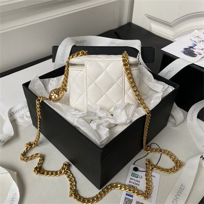 Cha.nel Vanity Case Lambskin Gold Tone Metal White AP3300