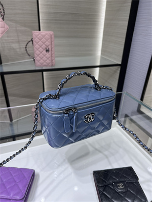 Cha.nel Clutch With Chain Vanity Shiny Crumpled Calfskin, Strass & Ruthenium-Finish Metal Blue AP3593