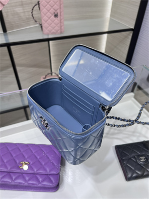 Cha.nel Clutch With Chain Vanity Shiny Crumpled Calfskin, Strass & Ruthenium-Finish Metal Blue AP3593