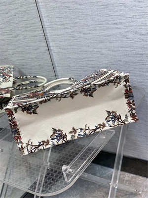CD Large Book Tote Jardin d’Hiver Embroidery White Multicolor