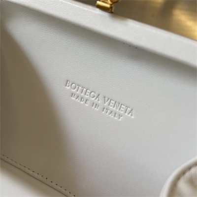 BV Knot Clutch In Lambskin Leather White Color