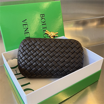 BV Knot Clutch In Lambskin Leather Fondant Color