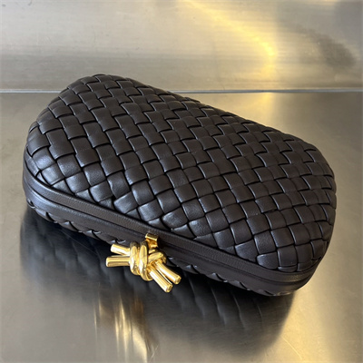 BV Knot Clutch In Lambskin Leather Fondant Color