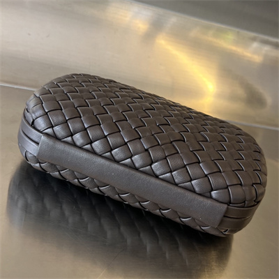 BV Knot Clutch In Lambskin Leather Fondant Color
