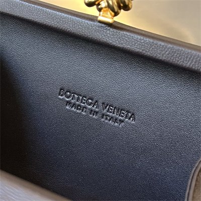 BV Knot Clutch In Lambskin Leather Fondant Color