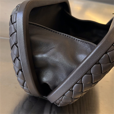 BV Knot Clutch In Lambskin Leather Fondant Color