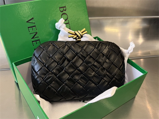 BV Knot Clutch In Calfskin Leather Wrinkled Black Color