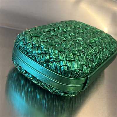 BV Knot Clutch In Calfskin Leather Wrinkled  Green Color