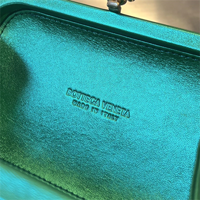 BV Knot Clutch In Calfskin Leather Wrinkled  Green Color