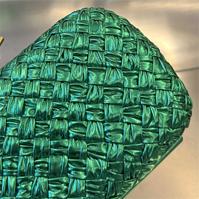 BV Knot Clutch In Calfskin Leather Wrinkled  Green Color