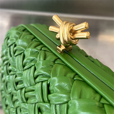 BV Knot Clutch In Calfskin Leather Wrinkled Avocado Color