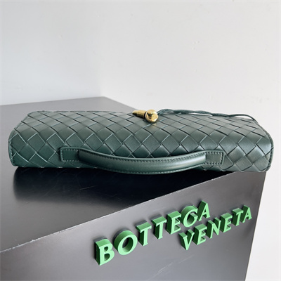 BV Long Clutch Andiamo With Handle In Lambskin Leather Emerald Green Color