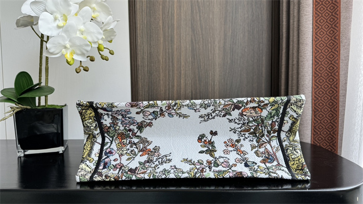 CD Medium Book Tote Ecru Multicolor Di.or 4 Saisons Automne Soleil Embroidery