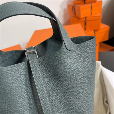 Picotin Lock Bag Togo Leather 18/22CM Gold/Silver Tone Metal In Vert Amande Color HS