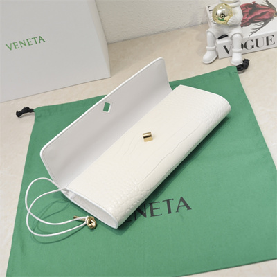 BV Long Clutch Andiamo With Handle In Crococile Leather White