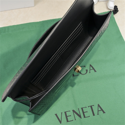 BV Long Clutch Andiamo With Handle In Crococile Leather Black