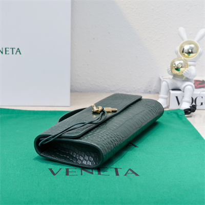 BV Long Clutch Andiamo With Handle In Crococile Leather Emerald Green