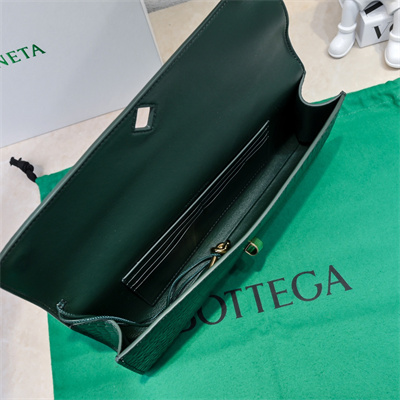 BV Long Clutch Andiamo With Handle In Crococile Leather Emerald Green