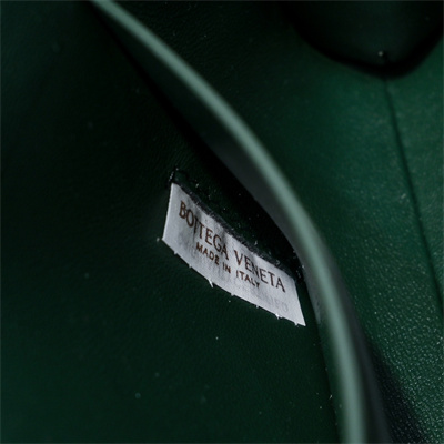 BV Long Clutch Andiamo With Handle In Crococile Leather Emerald Green