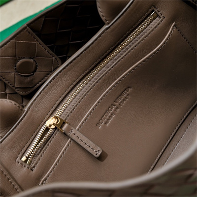 BV East West Andiamo Top handle bag Lambskin Leather Taupe Grey