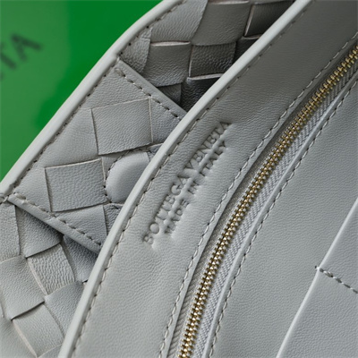 BV Medium Andiamo Top handle bag Lambskin Leather Agate Grey