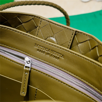 BV Medium Andiamo Top handle bag Lambskin Leather Dk Praline