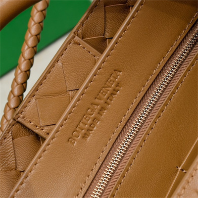 BV Medium Andiamo Top handle bag Lambskin Leather Brown