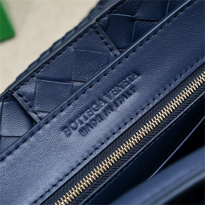 BV Medium Andiamo Top handle bag Lambskin Leather Navy