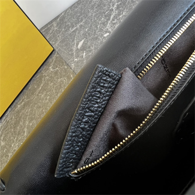 Fen.di BaguetteSelleria bag with 612 hand-sewn topstitches