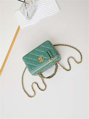 Cha.nel Clutch With Chain Shiny Lambskin & Gold-Tone Metal Green AP4168