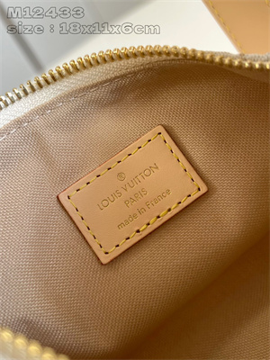 L.V  Hills Pochette Polyamide Mastic M12433