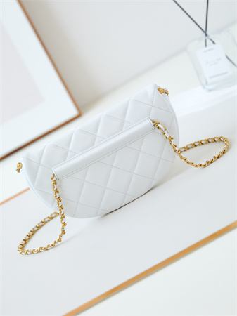 Cha.nel Waist Bag Shiny Lambskin, Imitation Pearls & Gold-Tone Metal White AS4991