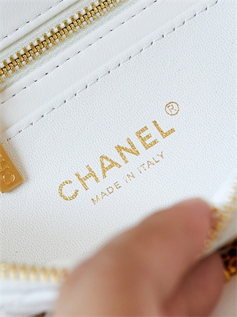 Cha.nel Waist Bag Shiny Lambskin, Imitation Pearls & Gold-Tone Metal White AS4991