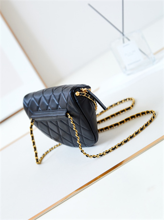 Cha.nel Waist Bag Shiny Lambskin, Imitation Pearls & Gold-Tone Metal Black AS4991