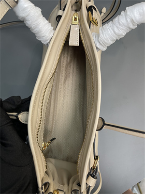 Prada Medium leather handbag 1BA426