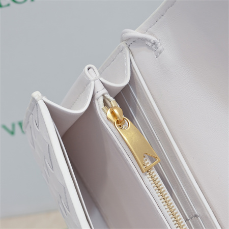 BV Andiamo Large Flap Wallet Lambskin White