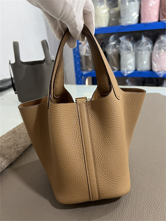 Picotin Lock Bag Taurillon Clemence Leather 18/22CM Gold/Silver Tone Metal In Chai Color HS