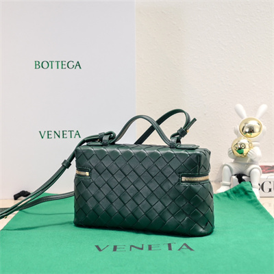 BV Bang Bang Vanity Case Intrecciato Calfskin leather Emerald Green