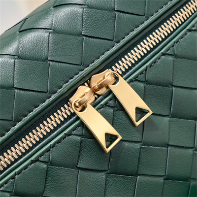 BV Bang Bang Vanity Case Intrecciato Calfskin leather Emerald Green