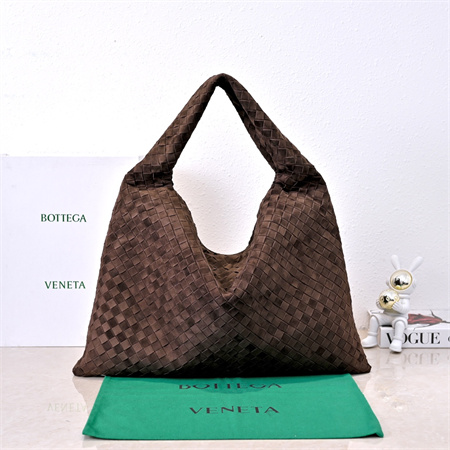 BV Large Hop Shoulder Bag In Suede Fondant