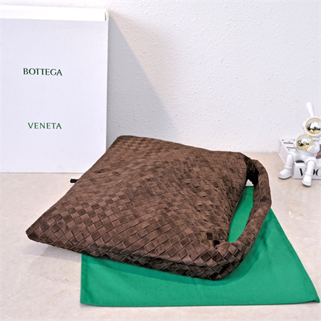 BV Large Hop Shoulder Bag In Suede Fondant