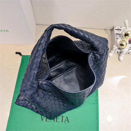 BV Large Hop Shoulder Bag In Calfskin Navy