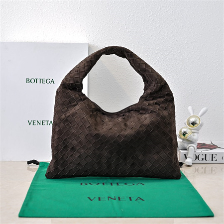 BV Hop Shoulder Bag In Suede Fondant