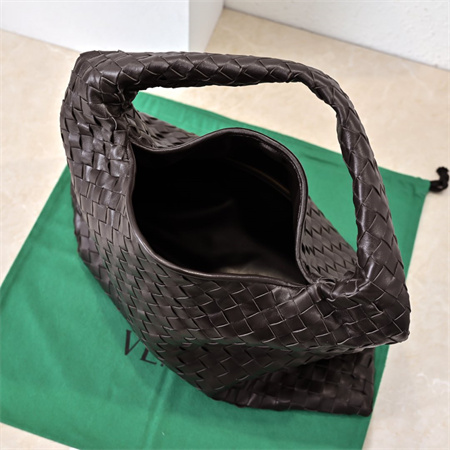 BV Hop Shoulder Bag In Calfskin Fondant