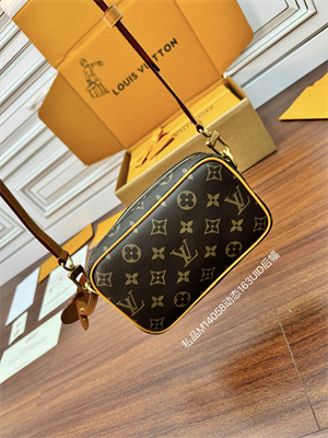 L.V Trocadéro Wearable Wallet G69 M14058 Top